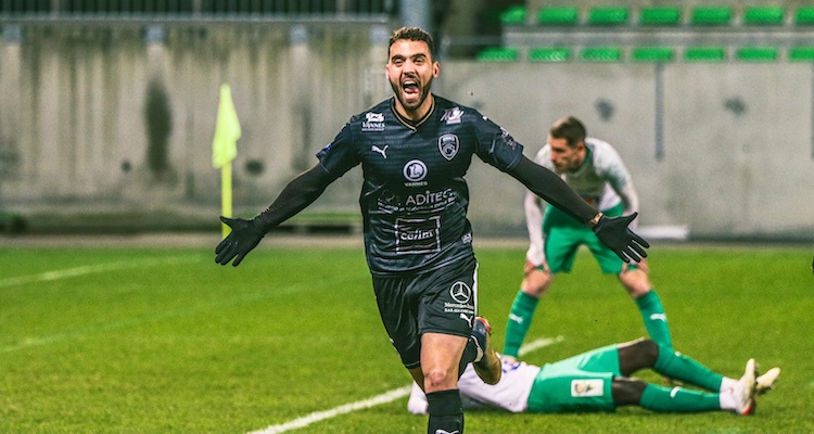 Actufoot_com's tweet photo. 🗣️🗯️ "Je me reconnais dans le projet de Vannes"

Deux mois et demi après avoir échangé son maillot avec Mbappé en #CoupedeFrance, Alexandre Lavenant a passé le cap des 100 matches avec le VOC. Pour Actufoot, il s'exprime sur son présent et son futur 🎙

➡️ https://t.co/3uLkYw6Vcq https://t.co/M7eQX8KIoj