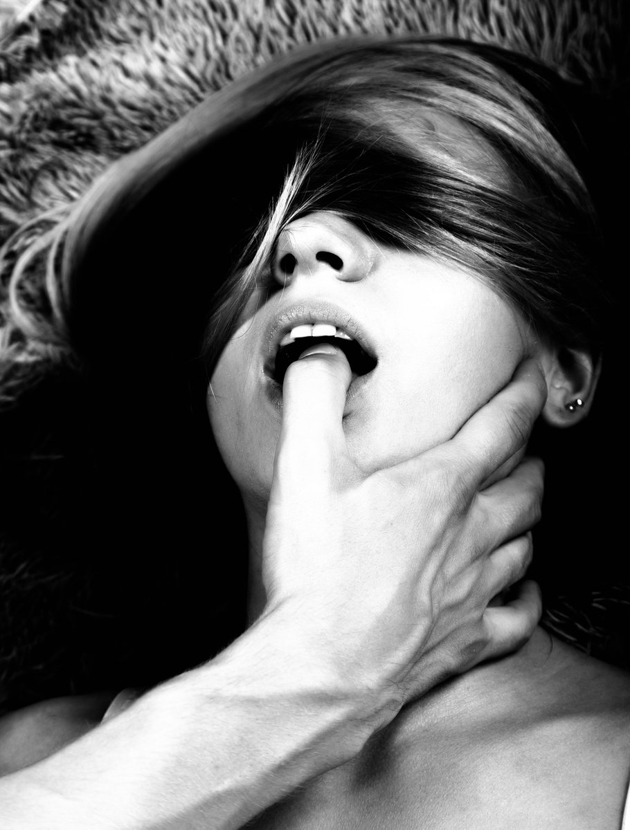 показ среднего пальца. девушка жесты. рука между ног. рука. переплетенные пальцы.