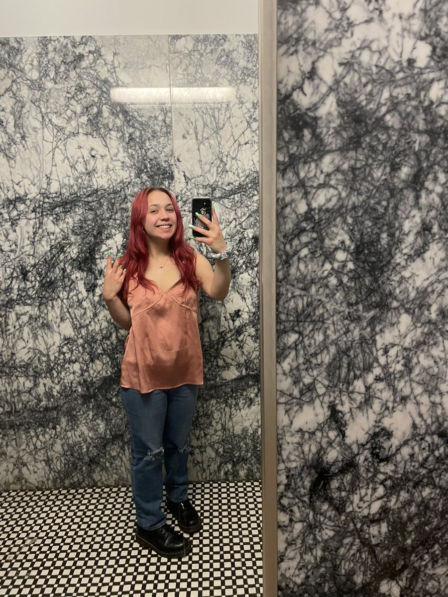 syddbob12's tweet photo. actually went into the office last week for work + got excited to get dressed lol https://t.co/clf1zBa48Q