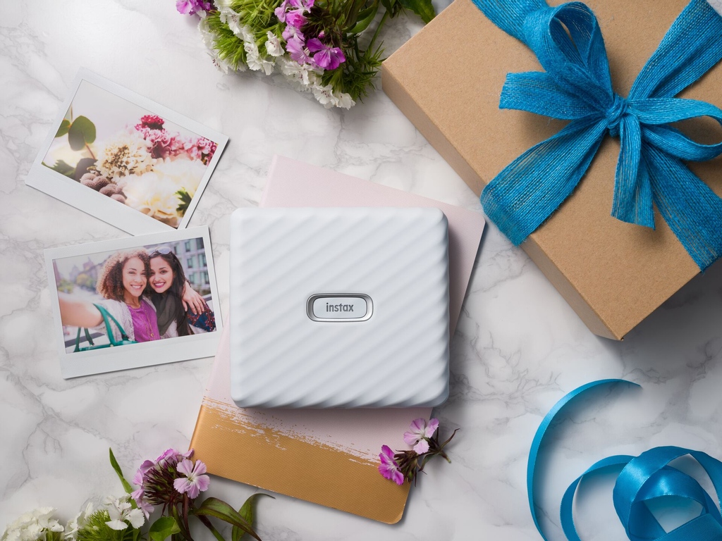 instax's tweet photo. Besties who #LiveLifeWide together >
Tag someone you’d gift a wide print to! 👇🤗🌸
.
.
.
#DontJustTakeGive
#GiveInstax
#LinkWide
#LiveLifeWide https://t.co/e2Uspn2udY