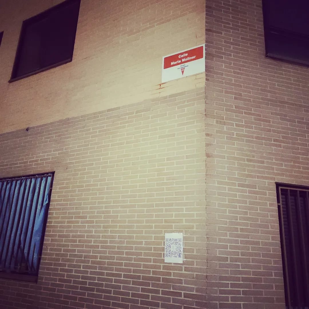 MARIA MOLINER

¿Qué hizo esta mujer?
¿Por qué está calle tiene nombre de mujer? 
Busca el cartel con el código QR y te lo contamos...
#mujeresenlaluna #mujeresquehacenbrillarlaluna