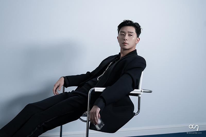 You never know black and white could be such a perfect combination right? And here I am completing the perfection by embracing N°5 in my arms and show to you guys how enormous the power we hold. Beyond compare and also extraordinary, your man has just exceed the expectation!