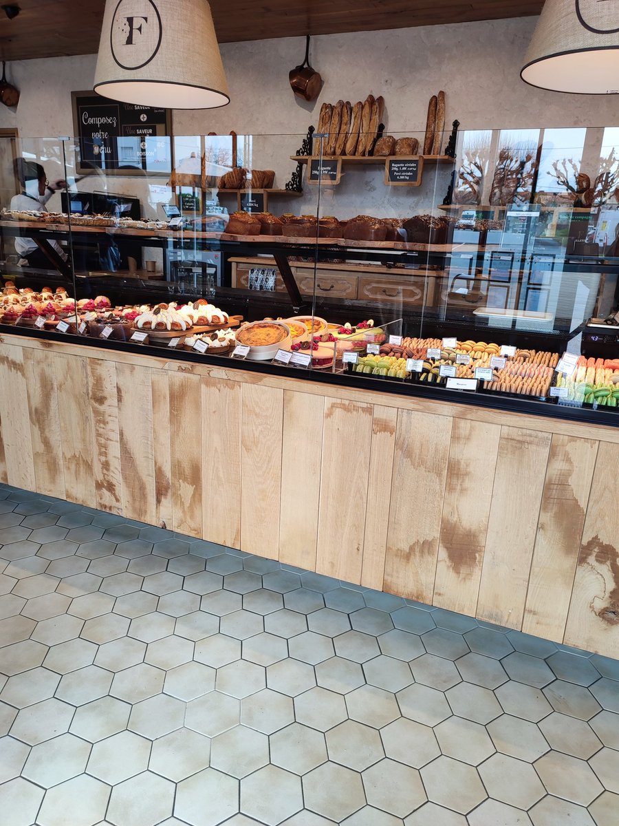 Reçu par la boulangerie #feuillette de saintes. Si vous aimez la vente, êtes souriant et gourmand postulez vite pour un poste de vendeur, boulanger ou pâtissier  H/F contactez moi 039angelique.rougier@pole-emploi.net