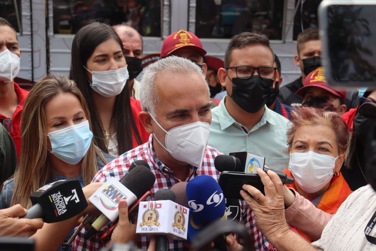 Hoy en la Plaza Bolívar de San Cristóbal, inauguramos 5 Farmacias Móviles Fénix y dimos inicio al despliegue operativo de estas unidades en los 29 municipios de la entidad para la atención oportuna y preventiva para la protección de la salud de nuestro pueblo tachirense.