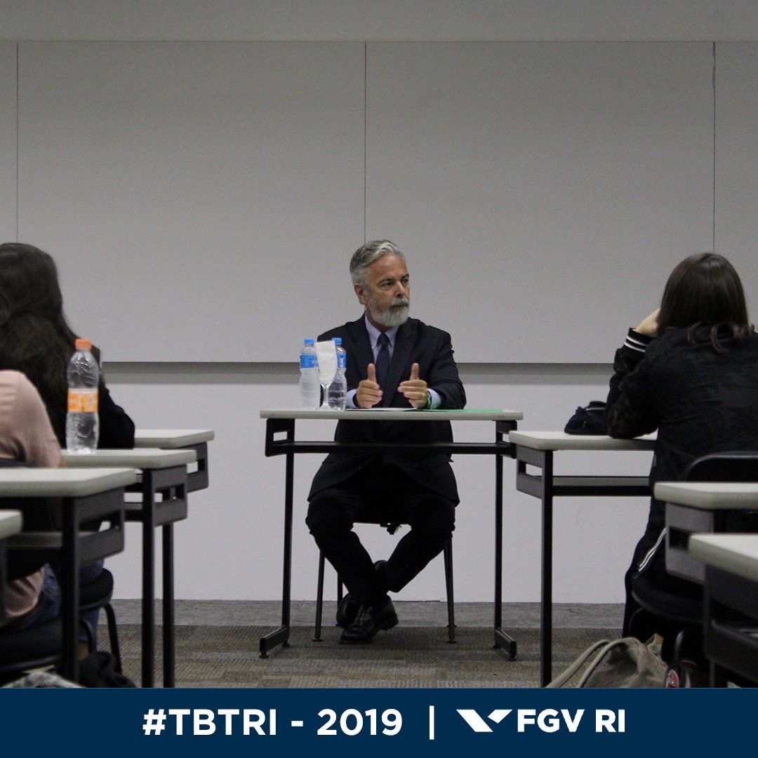FGVRI's tweet photo. #TBTRI: Em 2019, a FGV RI recebeu o diplomata Antonio Patriota no “Conversa de Carreiras”. Ele conversou com nossos alunos sobre a sua passagem pelo Ministério das Relações Exteriores e sua experiência como embaixador na Itália, Estados Unidos e Egito. https://t.co/jlM43tM5aI