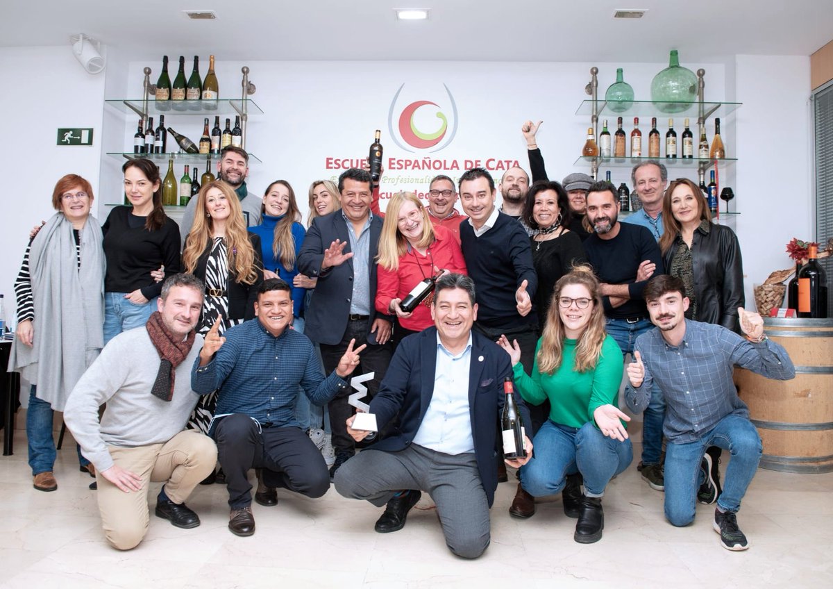 ESCUELA ESPAÑOLA DE CATA premio #ExcelenciaEducativa2022: "Mejor Escuela de Sumilleres de España" l Felices y muy agradecidos por este nuevo reconocimiento l Gracias, gracias y gracias por vuestra confianza y apoyo! escueladecata.online 🥂🍷🍷🍷🥂💪🏻💪🏻💪🏻