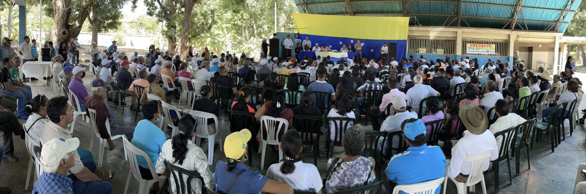 prospericarlos's tweet photo. El calor de nuestra gente y su deseo de cambio se siente en cada rincón que visitamos.
En #Apure junto a @PieroMaroun y @jMontillapure, reunidos con el CES dirigido por @DanielTiradoP, organizando las bases para recuperar la democracia y construir la Vzla próspera que merecemos🇻🇪 https://t.co/94hMvmKiws