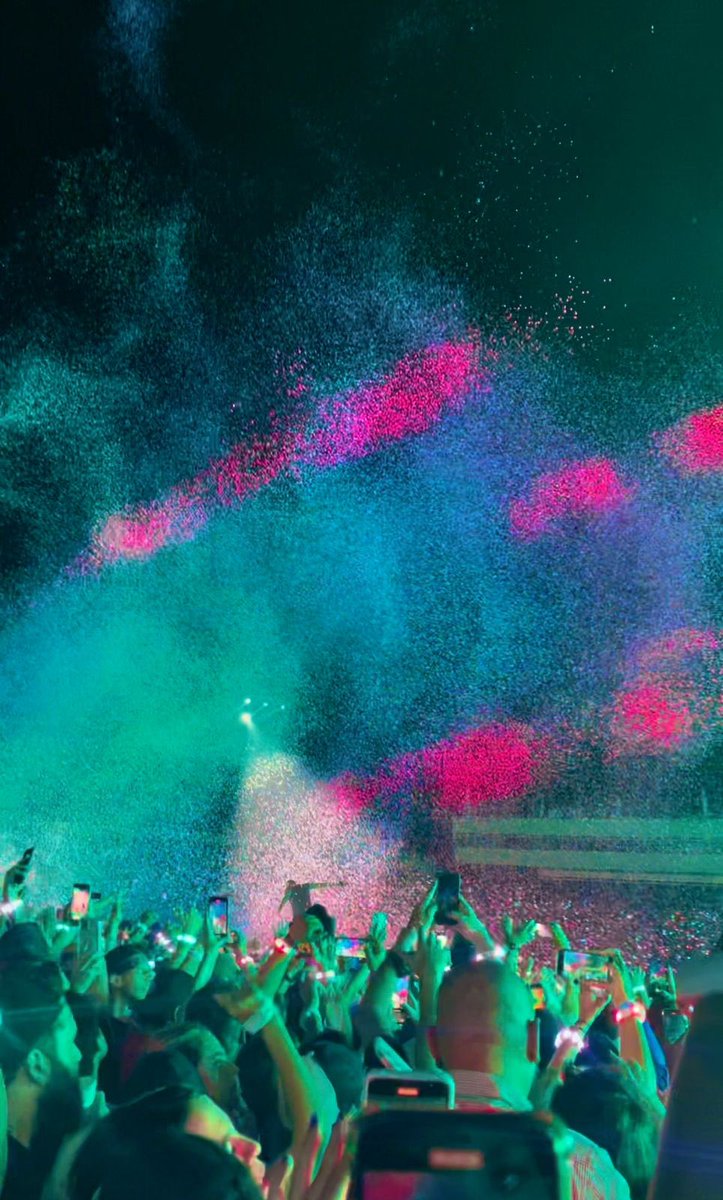 NatalieC0305's tweet photo. #ColdplaySantoDomingo ✨💕 https://t.co/8133RCMKKq