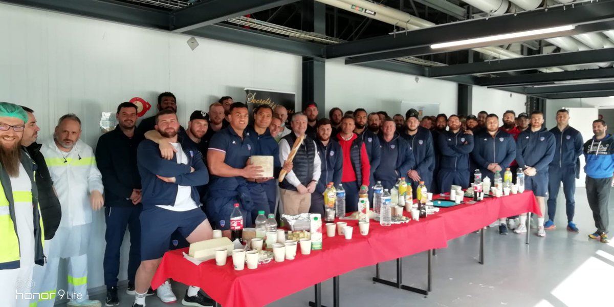 SArugbyofficiel's tweet photo. #SAfamily
#TousensembleavecleStade
D'autres clichés sont arrivés de la visite de la @SodiaalCoop de Saint-Mamet des joueurs du @SArugbyofficiel hier. Merci pour leur accueil, leurs explications et la dégustation qui en a satisfait plus d'un !
#Partenariatlocal
🔴🔵🧀🧀💪💪 https://t.co/WVk5yH192u