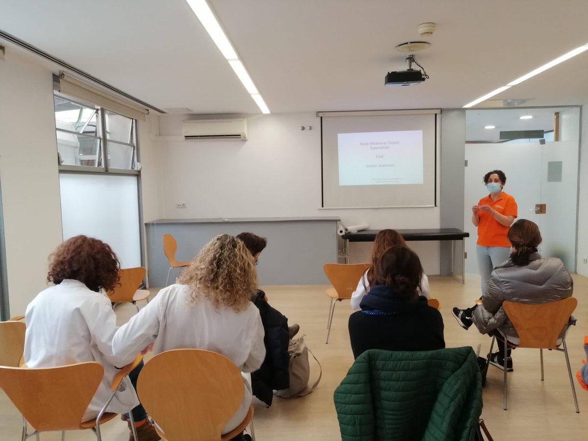 infermeriaIG's tweet photo. 🟠 Parte del equipo #EASE @IGuttmann realiza una sesión a Enfermeras Gestoras de Casos en @apicsbcn 

#compartirconocimiento 
#compartirexperiencias
#pacienteneurológico https://t.co/1bYiZyg3eM