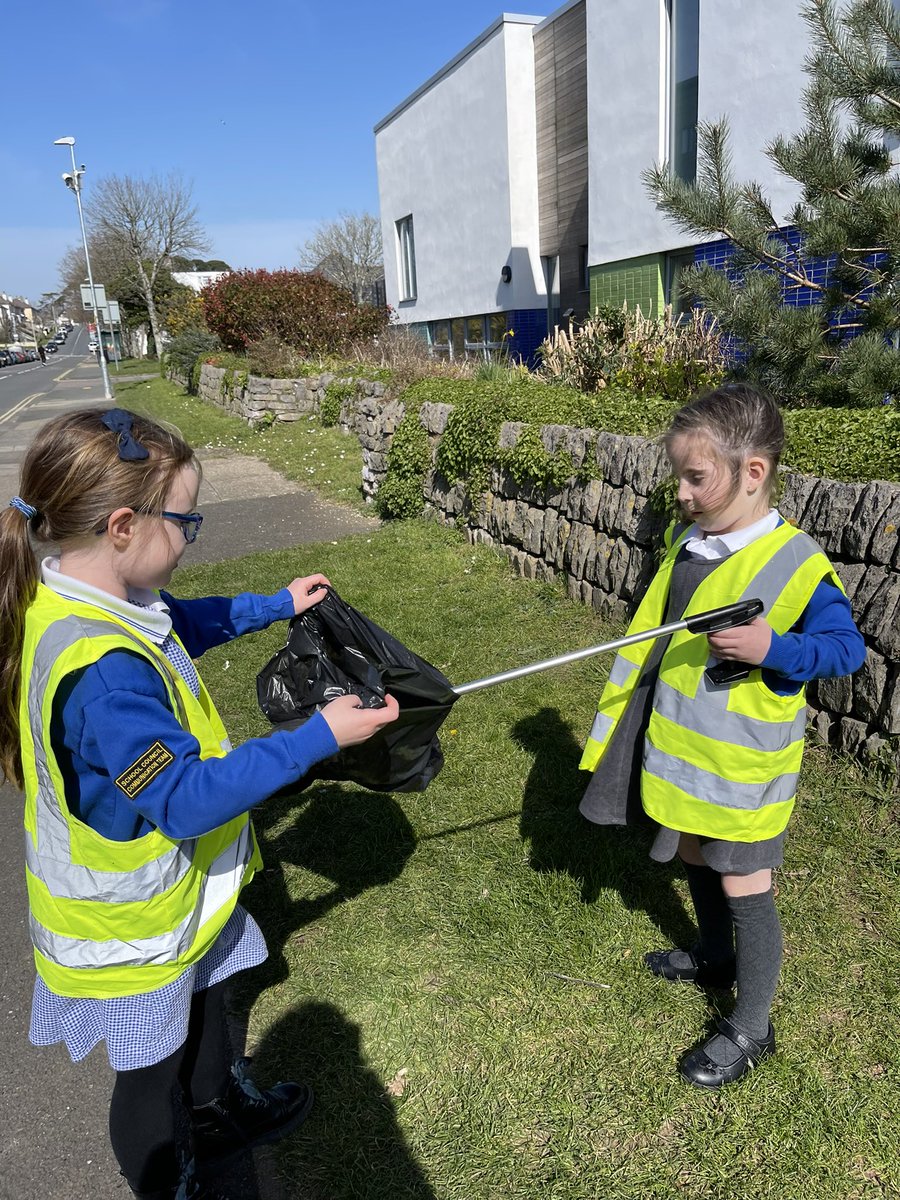 HighViewPlym's tweet photo. Our MKC club enjoyed their litter pick today. We couldn’t believe the amount of rubbish we found in such a short time! #cleanourpatch #plymotion #lookingafterourenvironment https://t.co/6p2QbkWMSD
