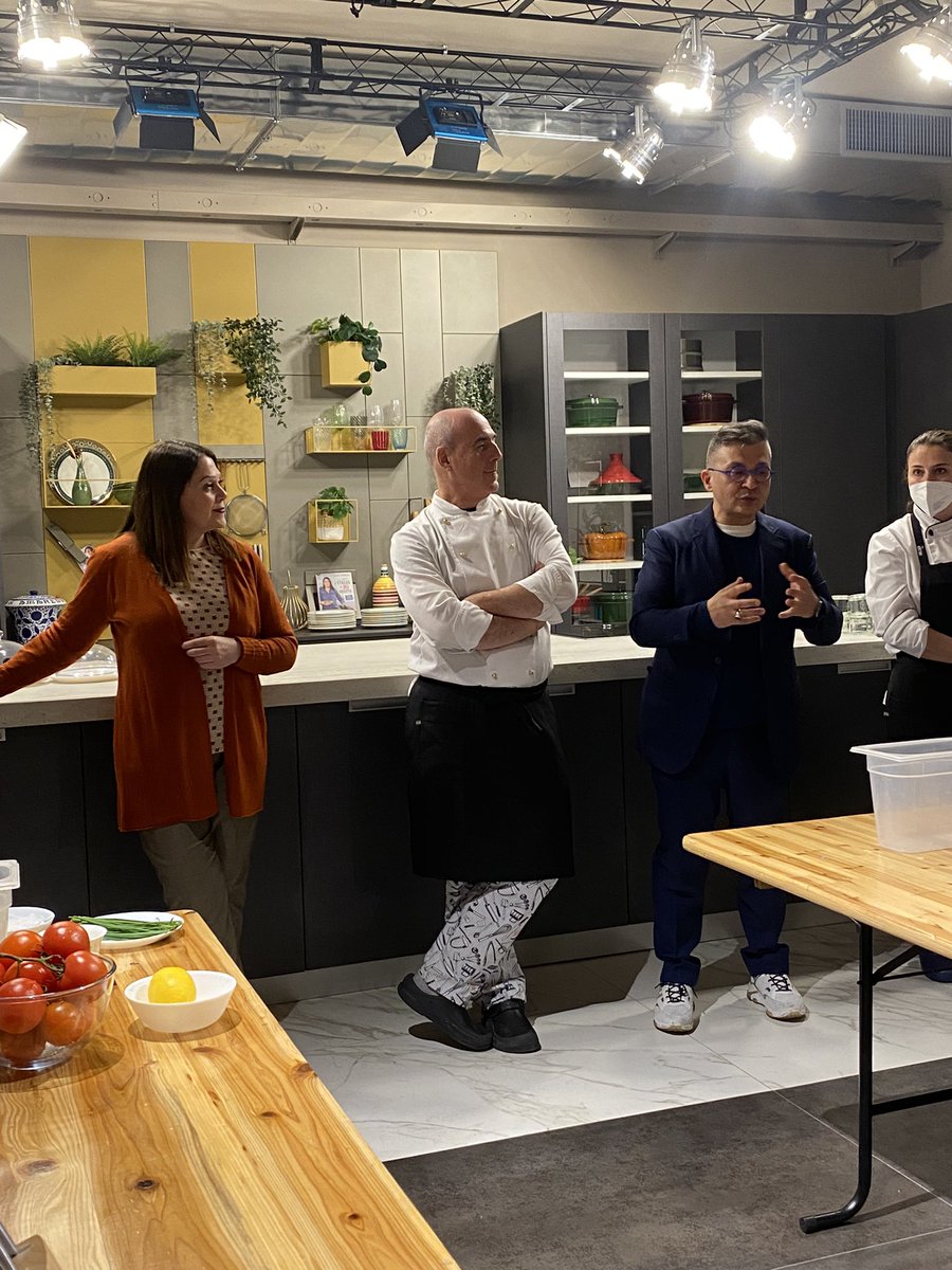 Stasera sono da Sonia Factory, parte una bella esperienza con gli amici di #ConfluentFEC (Confluent Food Experience Club) e con Sonia Peronaci a dirigere i lavori. Gara di cucina, io aspetto la fine per mangiare 🤣