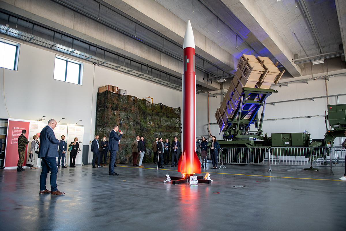 vbs_ddps's tweet photo. Heute haben wir Parlamentarierinnen und Parlamentariern sowie Vertretern von @economiesuisse und @swissmem im Rahmen der Armeebotschaft 2022 den @thef35 und das Luftverteidigungssystem #PATRIOT in Emmen präsentiert. #F35 #Air2030 https://t.co/vp35WGkzvm https://t.co/cUg2by4CcW