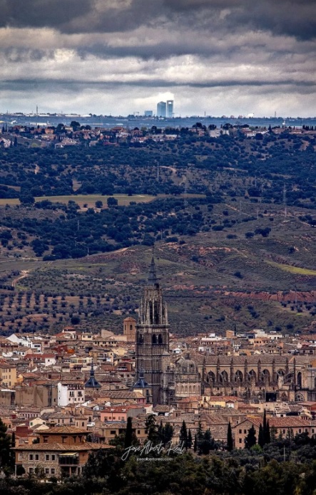 Buenos días 📸 No hay photoshop! Es la magia de la fotografía. José Alberto Real ha hecho esta foto que une dos ciudades hermanadas por la historia. Madrid desde Toledo.