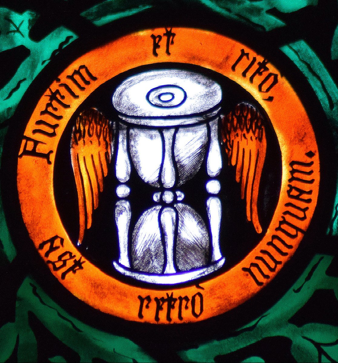 SimoninSuffolk's tweet photo. The angel of the Apocalypse reminds us that 'There shall be time no longer' at Great Saxham, and 'furtim et rito est retro numquam' ('stealthy and forthright, it never turns back') we are warned about time around a winged hourglass at Hintlesham, both Suffolk.
#TimeInChurches https://t.co/BcfaOA65v2