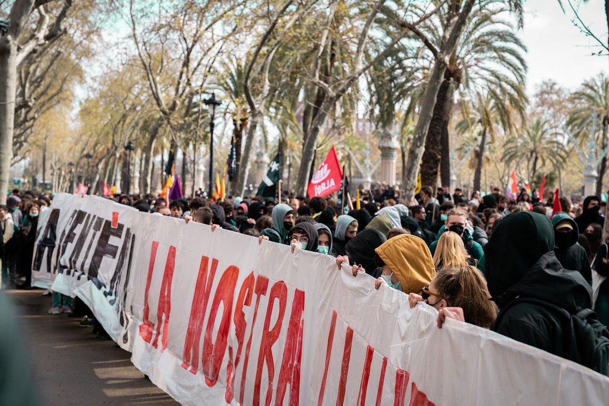 ElPoble_'s tweet photo. Avui s’ha produït una manifestació que ha reunit a milers de persones per protestar en contra de la sentència del TSJC, que obliga a impartir el 25% de les classes en castellà. https://t.co/D8nZ3c9Cxz