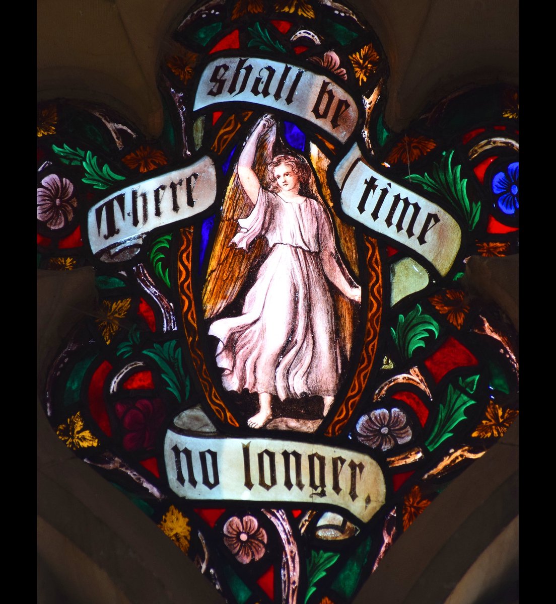 SimoninSuffolk's tweet photo. The angel of the Apocalypse reminds us that 'There shall be time no longer' at Great Saxham, and 'furtim et rito est retro numquam' ('stealthy and forthright, it never turns back') we are warned about time around a winged hourglass at Hintlesham, both Suffolk.
#TimeInChurches https://t.co/BcfaOA65v2