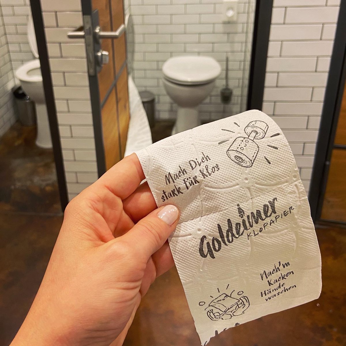 BrewDogGER's tweet image. Wir sind komplett von der Rolle und hauen richtig auf die Kacke! 💩 Ab sofort ist unser #DogTap mit recyceltem #Goldeimer-Klopapier ausgestattet. Jetzt können nicht nur Meetings, sondern auch Sitzungen ruhig mal länger dauern 😄🚽 Und dabei tun wir noch etwas für die Umwelt!