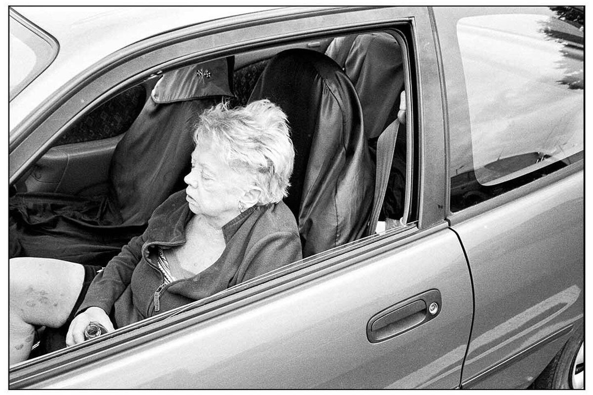 EthanMilner_'s tweet photo. Taken in Northern Ireland, near where I spend a lot of my childhood! This lady was having a nap with her window down! #blackandwhitefilm #filmphotography #streetphotography #leicam6 #ilfordhp5 https://t.co/q3FIn8cXLO