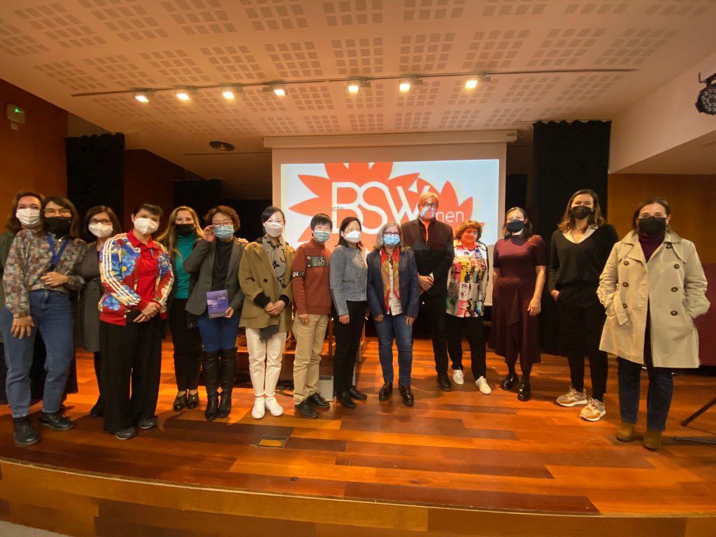 maria_freiria's tweet photo. 👍🏻🌟 Very proud to participate in the writing of this inspiring book of stories about athletes from #Barcelona and #Shanghai 
🙏🏽 Thanks Prof.Mercè Carreras  @bswomenb &amp; #sportswomen #femaleathletes 
木兰双城(上海-巴塞罗那女运动员的故事) #books #圖書 #Women #女性 https://t.co/PfdvHpUssZ