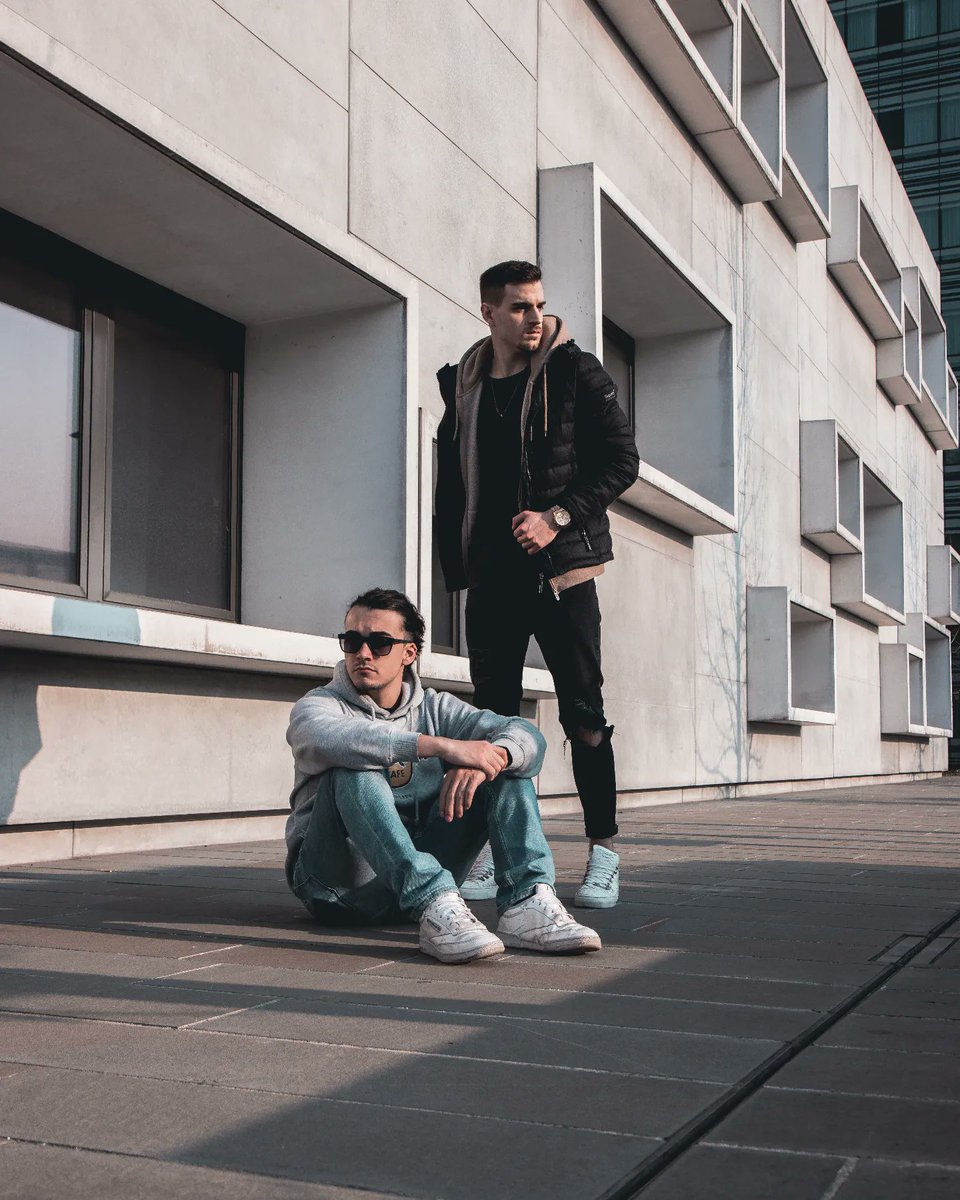 So stoked to announce that our new single will be out this Friday 💜
March 25 // Hold You ⚘️