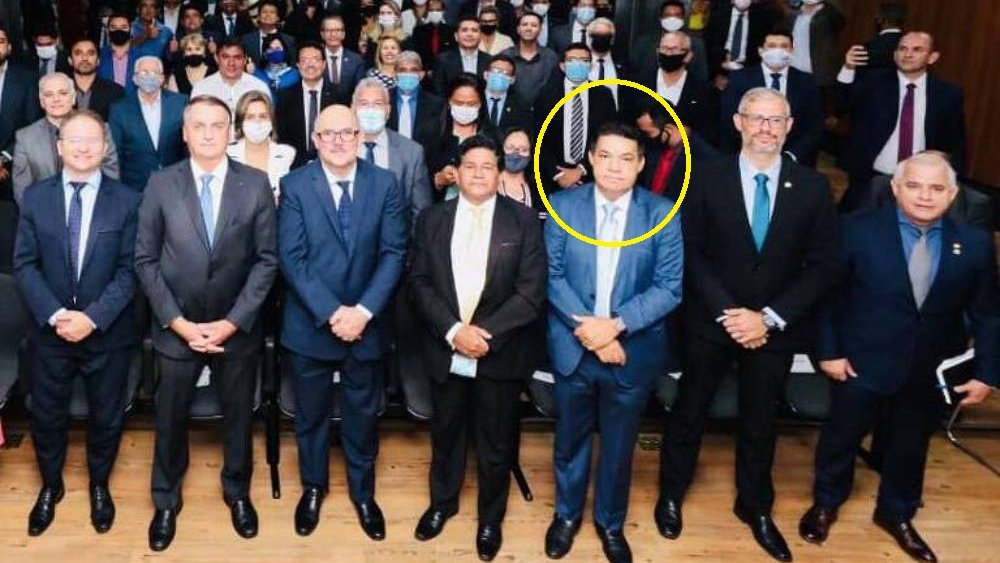 💰 BOLSOLÃO DO MEC

Não perca essa perspectiva. O pastor em destaque nas fotos abaixo, ao lado do presidente Jair Bolsonaro, é o mesmo que teria solicitado 1 KG DE OURO (R$ 304 mil) em PROPINA para "agilizar" recursos oriundos do MEC, mesmo sem ter qualquer cargo no governo.