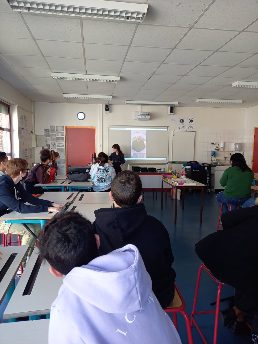 Syrielle_Mejias's tweet photo. Avec @AlexisTromas, on est allé discuter avec tous les élèves de 3e du collège Claude Monet à Carrières-sous-Poissy pour répondre à leurs questions sur le journalisme et SURTOUT, leur demander ce qu'ils pensent de nos vidéos sur Snapchat et TikTok ! https://t.co/vxRITL2Ydr