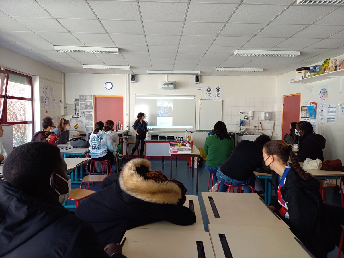 Syrielle_Mejias's tweet photo. Avec @AlexisTromas, on est allé discuter avec tous les élèves de 3e du collège Claude Monet à Carrières-sous-Poissy pour répondre à leurs questions sur le journalisme et SURTOUT, leur demander ce qu'ils pensent de nos vidéos sur Snapchat et TikTok ! https://t.co/vxRITL2Ydr