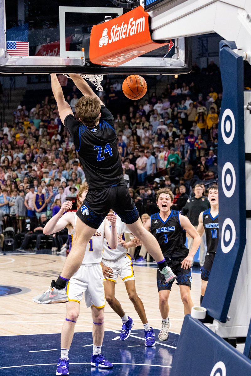 espy_adventures's tweet photo. Pictures from Tuesday game against Cretin-Derham Hall. Tough loss but the Huskies played AWESOME. Full gallery of 500+ images in the link.  https://t.co/9UqBkCA1Ly @OwaCoachWilly @OwatonnaHuskies @KoryKath https://t.co/APkuPfGAsh