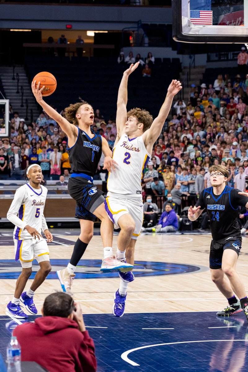 espy_adventures's tweet photo. Pictures from Tuesday game against Cretin-Derham Hall. Tough loss but the Huskies played AWESOME. Full gallery of 500+ images in the link.  https://t.co/9UqBkCA1Ly @OwaCoachWilly @OwatonnaHuskies @KoryKath https://t.co/APkuPfGAsh