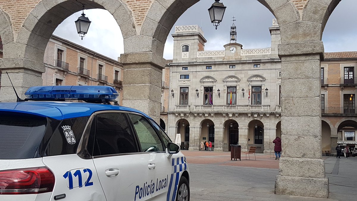 La #PolicíaLocalÁv ha denunciado a un vecino de #Ávila por conducir un vehículo sin haber obtenido nunca el carné y por ir sin el seguro obligatorio.

Ha sido esta madrugada de #miércoles, a la altura de la calle La Moraña.