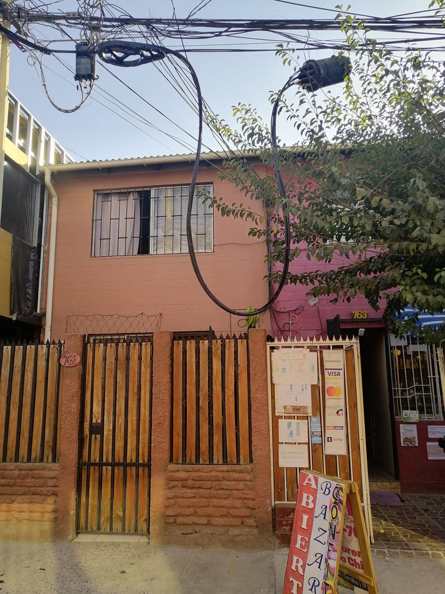 AndreacastilloA's tweet photo. @MovistarChile  necesito se contacten con migo tengo los cables y un dispositivo grande y pesado colgando en la entrada de mi casa. Trato de comunicarme con ustedes y no tengo respuesta https://t.co/0tIGbyBlec