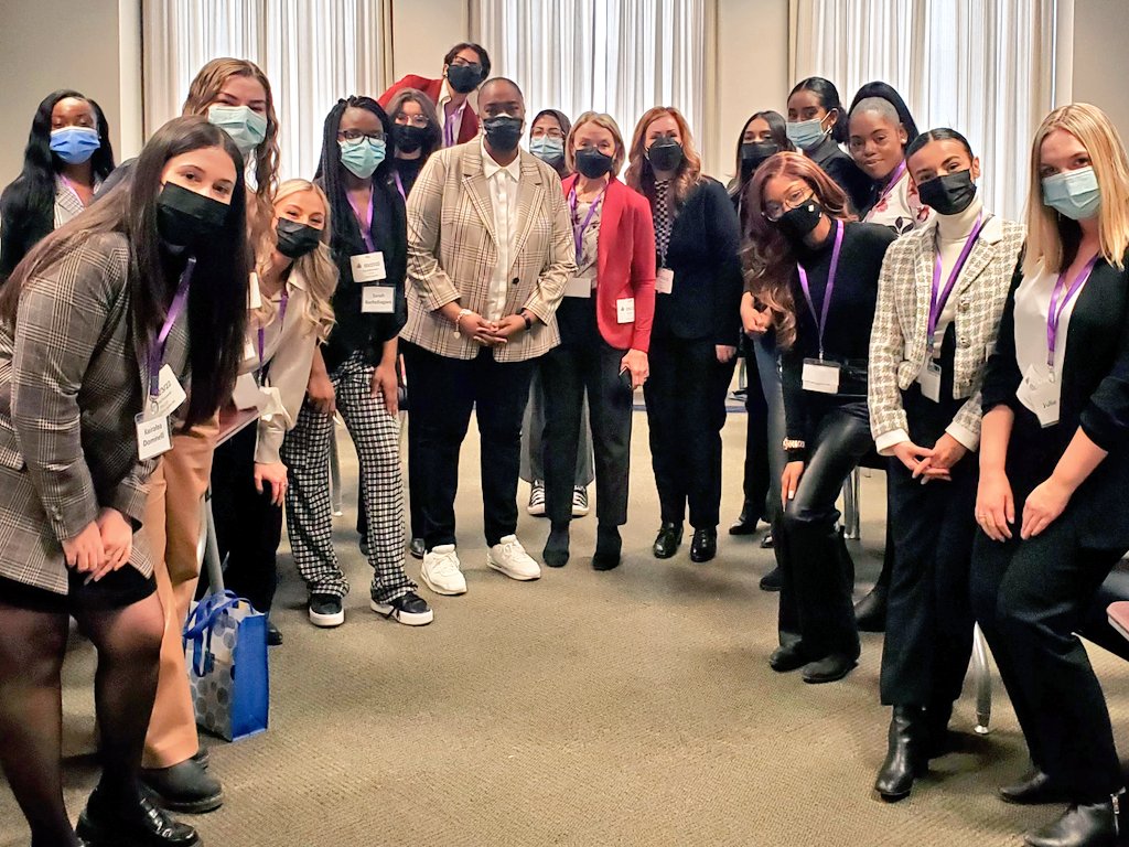 JILLSLASTWORD's tweet image. Im back meeting students at Queen's Park😀!Thank you @peggynash and your impressive students from your Women in the House Program at XU (@RyersonU)! 

With only 39% Women at Queen's Park Women and girls need to know OUR REPRESENTATION MATTERS here! 

It's gravely needed! #onpoli