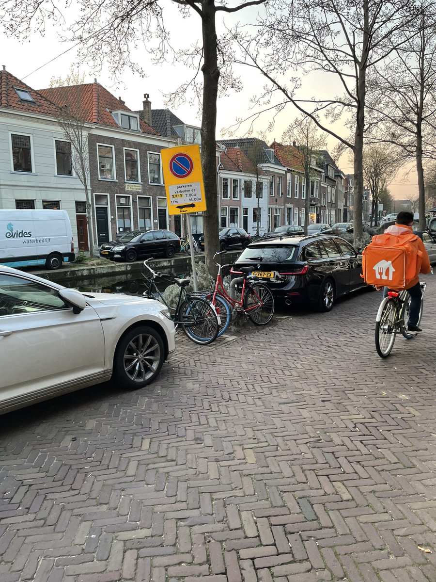 stridb's tweet photo. @GemeenteDelft welke parkeerplaats is verboden te parkeren morgen , voor of achter het bord? https://t.co/iGpM1vE41a