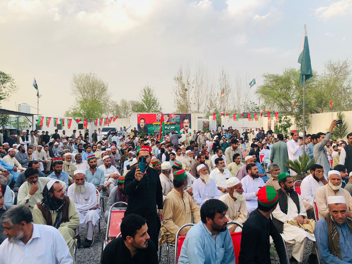 PTIofficial's tweet photo. تیمور @Jhagra اور ارباب وسیم نے منحرف ایم این اے نور عالم خان کے رہائش گاہ کے قریب ورکرز کنونشن کا انعقاد کیا جس میں پارٹی ورکرز اور عوام نے نورعالم سے پُرزور مطالبہ کیا کہ انکے ووٹ کا غلط استعمال نہ کیا جائےیہ ووٹ @ImranKhanPTI کا ہے اور کوئی غداری برداشت نہیں کی جائی گی https://t.co/iB9gaIbGc3