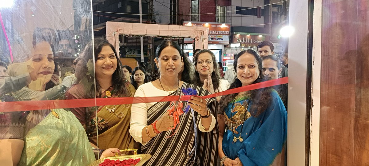 laxmi_hebbalkar's tweet photo. ಬೆಳಗಾವಿ ನಗರದ ಕಿರ್ಲೋಸ್ಕರ್ ರಸ್ತೆಯಲ್ಲಿ ನೂತನವಾಗಿ ಆರಂಭಗೊಂಡಿರುವ ಫರ್ಸ್ಟ್ಮಾರ್ಕ್ ಲೋಟಸ್ ಕಲೆಕ್ಷನ್ ಹೆಸರಿನ ಬಟ್ಟೆ ಮಳಿಗೆಯ ಉದ್ಘಾಟನಾ ಕಾರ್ಯಕ್ರಮದಲ್ಲಿ ಮುಖ್ಯ ಅತಿಥಿಯಾಗಿ ಭಾಗವಹಿಸಿ, ಮಳಿಗೆಯನ್ನು ಉದ್ಘಾಟಿಸಿ, ಶುಭ ಕೋರಿದೆ.
#Belagavi | #KirloskarRoad | #FirstMark | #LotusCollection | #Inauguration https://t.co/tu8pNAo1p4