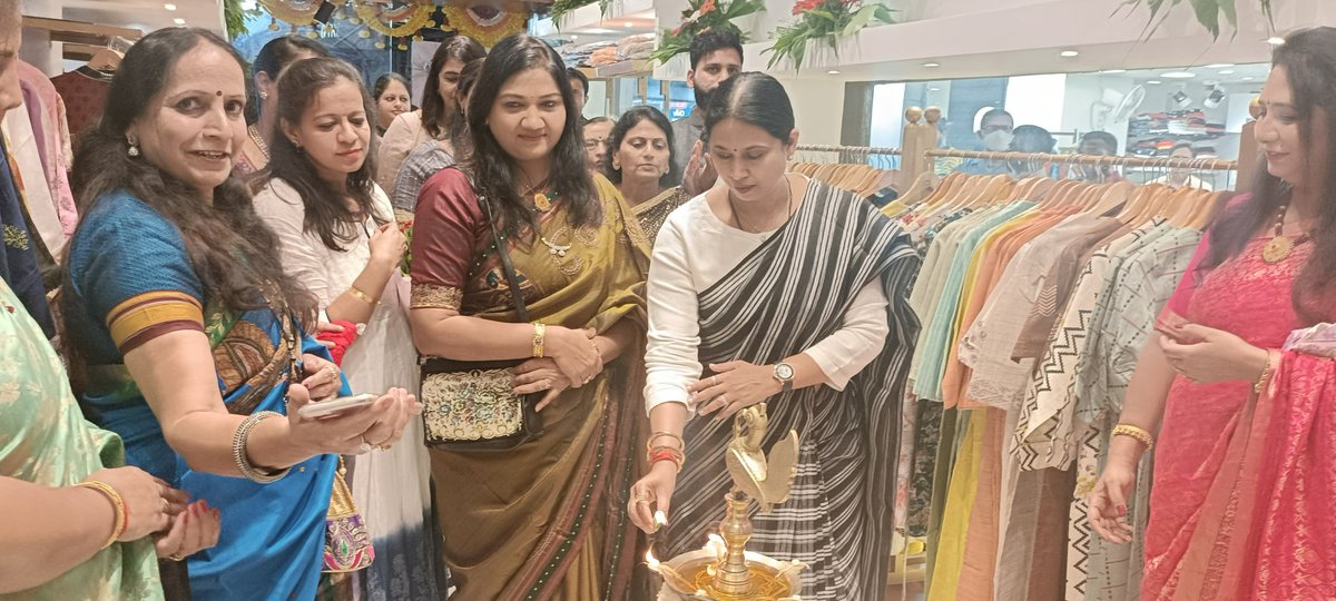 laxmi_hebbalkar's tweet photo. ಬೆಳಗಾವಿ ನಗರದ ಕಿರ್ಲೋಸ್ಕರ್ ರಸ್ತೆಯಲ್ಲಿ ನೂತನವಾಗಿ ಆರಂಭಗೊಂಡಿರುವ ಫರ್ಸ್ಟ್ಮಾರ್ಕ್ ಲೋಟಸ್ ಕಲೆಕ್ಷನ್ ಹೆಸರಿನ ಬಟ್ಟೆ ಮಳಿಗೆಯ ಉದ್ಘಾಟನಾ ಕಾರ್ಯಕ್ರಮದಲ್ಲಿ ಮುಖ್ಯ ಅತಿಥಿಯಾಗಿ ಭಾಗವಹಿಸಿ, ಮಳಿಗೆಯನ್ನು ಉದ್ಘಾಟಿಸಿ, ಶುಭ ಕೋರಿದೆ.
#Belagavi | #KirloskarRoad | #FirstMark | #LotusCollection | #Inauguration https://t.co/tu8pNAo1p4