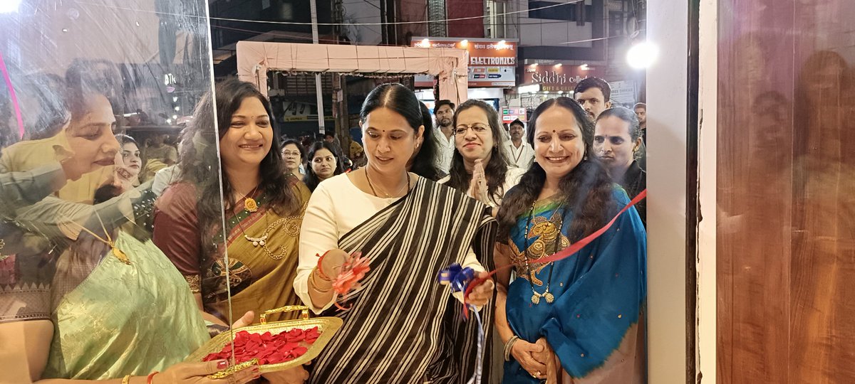 laxmi_hebbalkar's tweet photo. ಬೆಳಗಾವಿ ನಗರದ ಕಿರ್ಲೋಸ್ಕರ್ ರಸ್ತೆಯಲ್ಲಿ ನೂತನವಾಗಿ ಆರಂಭಗೊಂಡಿರುವ ಫರ್ಸ್ಟ್ಮಾರ್ಕ್ ಲೋಟಸ್ ಕಲೆಕ್ಷನ್ ಹೆಸರಿನ ಬಟ್ಟೆ ಮಳಿಗೆಯ ಉದ್ಘಾಟನಾ ಕಾರ್ಯಕ್ರಮದಲ್ಲಿ ಮುಖ್ಯ ಅತಿಥಿಯಾಗಿ ಭಾಗವಹಿಸಿ, ಮಳಿಗೆಯನ್ನು ಉದ್ಘಾಟಿಸಿ, ಶುಭ ಕೋರಿದೆ.
#Belagavi | #KirloskarRoad | #FirstMark | #LotusCollection | #Inauguration https://t.co/tu8pNAo1p4