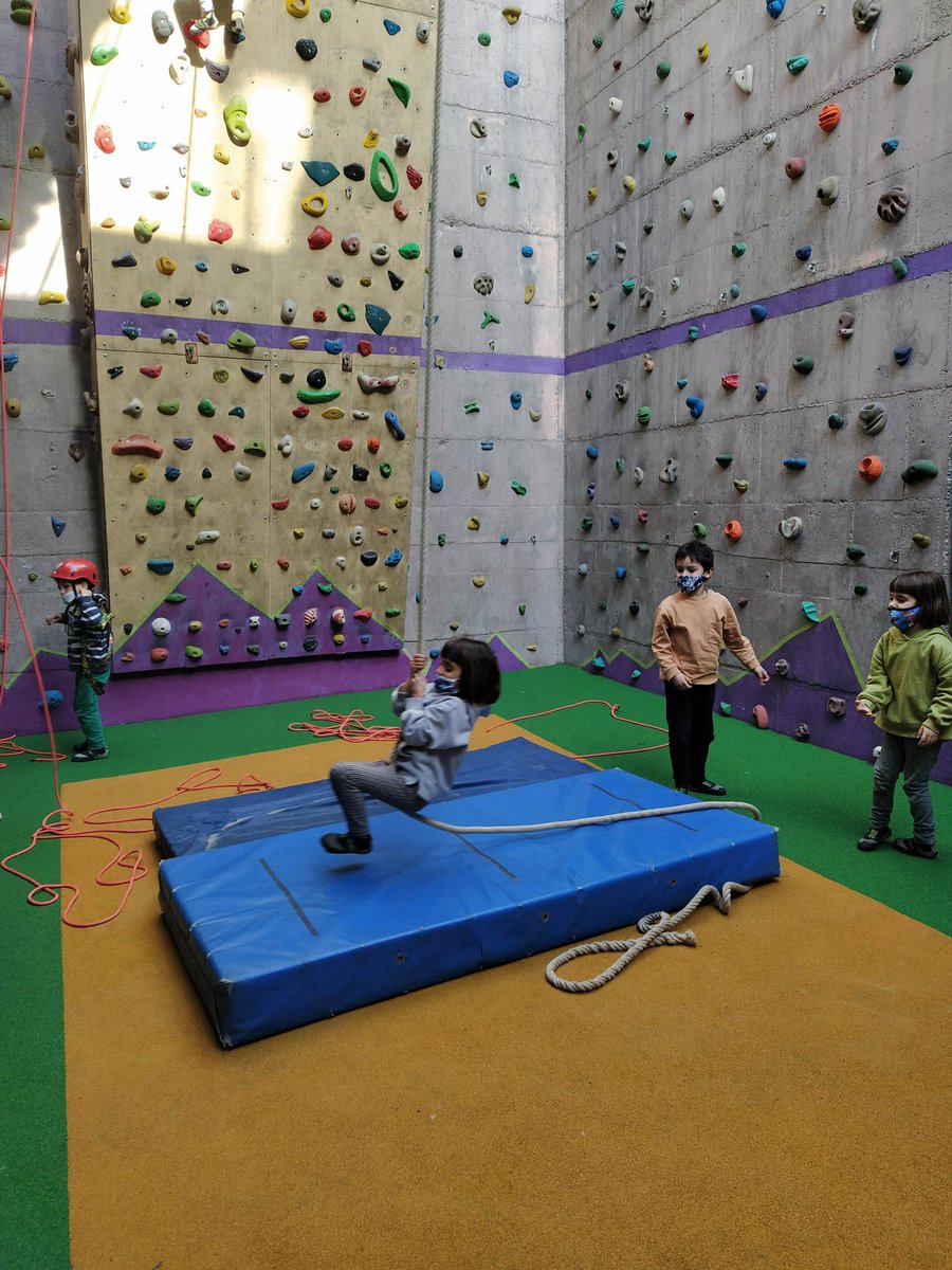 samesants's tweet photo. A #escoladenens a part d'escalar també ens ho pasem bé com aquesta setmana amb la corda
#uecsants #rocodrom #rocodrominfantil #escaladainfantil #escalada #jocs https://t.co/Q2izeOIXay