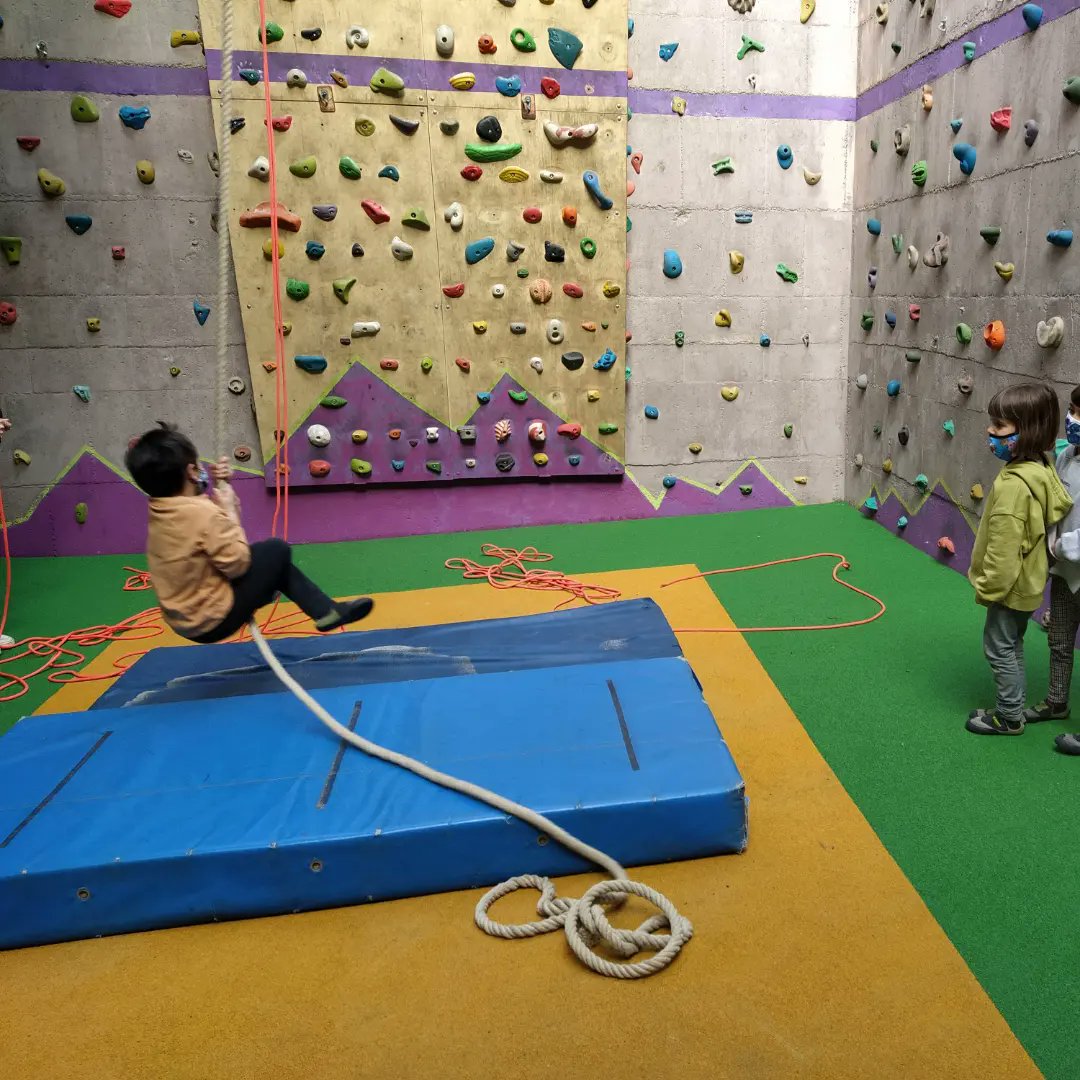 samesants's tweet photo. A #escoladenens a part d'escalar també ens ho pasem bé com aquesta setmana amb la corda
#uecsants #rocodrom #rocodrominfantil #escaladainfantil #escalada #jocs https://t.co/Q2izeOIXay