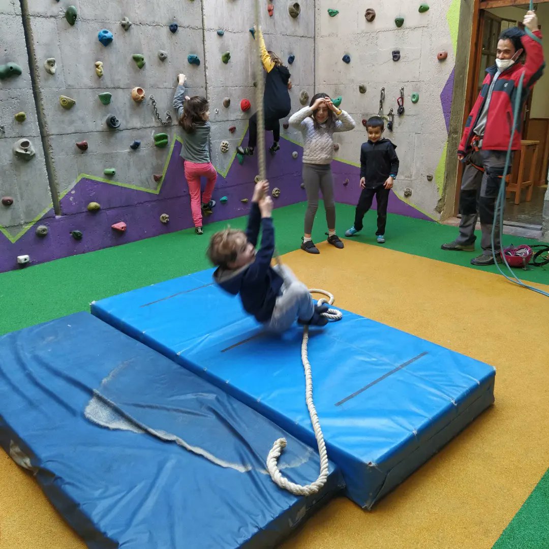 samesants's tweet photo. A #escoladenens a part d'escalar també ens ho pasem bé com aquesta setmana amb la corda
#uecsants #rocodrom #rocodrominfantil #escaladainfantil #escalada #jocs https://t.co/Q2izeOIXay