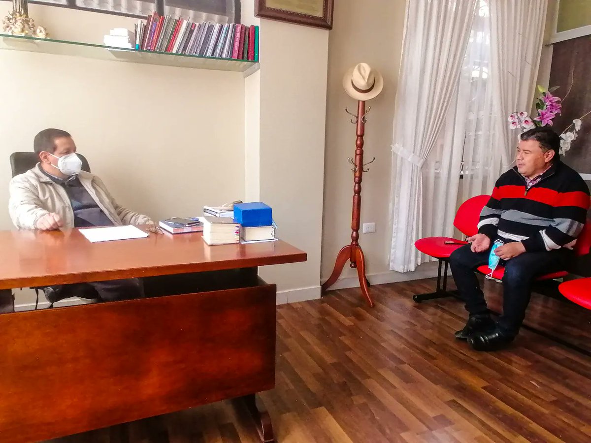 Gad_Paccha's tweet photo. El  Presidente del Gad Parroquial Paccha Ing. Carlos García, agradece la hospitalidad del párroco de la parroquia, Padre Rafael Cabrera,.

El día de hoy se coordinó asuntos de festividades para Semana Santa, para nuestra Parroquia.

#paccha
#gadpaccha
#carlosgarciaruralidad https://t.co/Na50wcBBdm