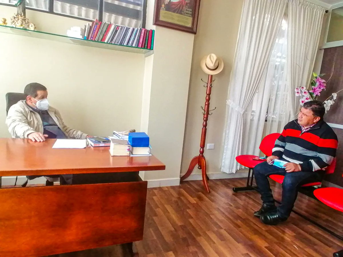 Gad_Paccha's tweet photo. El  Presidente del Gad Parroquial Paccha Ing. Carlos García, agradece la hospitalidad del párroco de la parroquia, Padre Rafael Cabrera,.

El día de hoy se coordinó asuntos de festividades para Semana Santa, para nuestra Parroquia.

#paccha
#gadpaccha
#carlosgarciaruralidad https://t.co/Na50wcBBdm