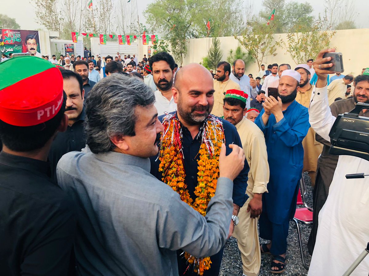 PTIofficial's tweet photo. تیمور @Jhagra اور ارباب وسیم نے منحرف ایم این اے نور عالم خان کے رہائش گاہ کے قریب ورکرز کنونشن کا انعقاد کیا جس میں پارٹی ورکرز اور عوام نے نورعالم سے پُرزور مطالبہ کیا کہ انکے ووٹ کا غلط استعمال نہ کیا جائےیہ ووٹ @ImranKhanPTI کا ہے اور کوئی غداری برداشت نہیں کی جائی گی https://t.co/iB9gaIbGc3