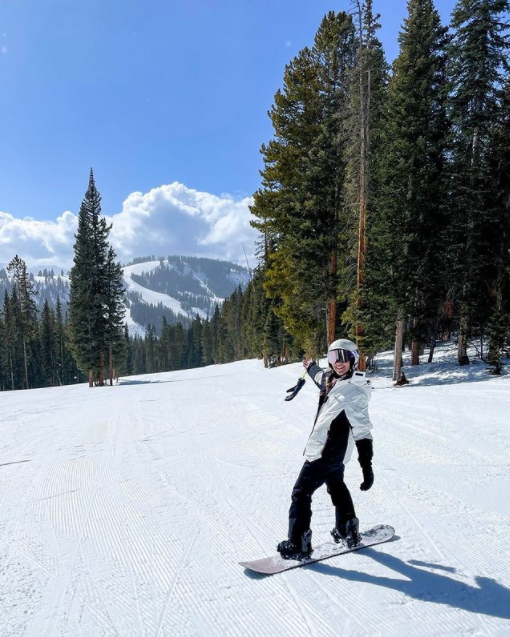 Vail Ski Resort will be extending its ski and snowboard season until May 1st. Before heading to the slopes, residents can visit our Sports Workshop every Monday for ski and snowboard tune ups and concierge services. 📷: @jackienroute