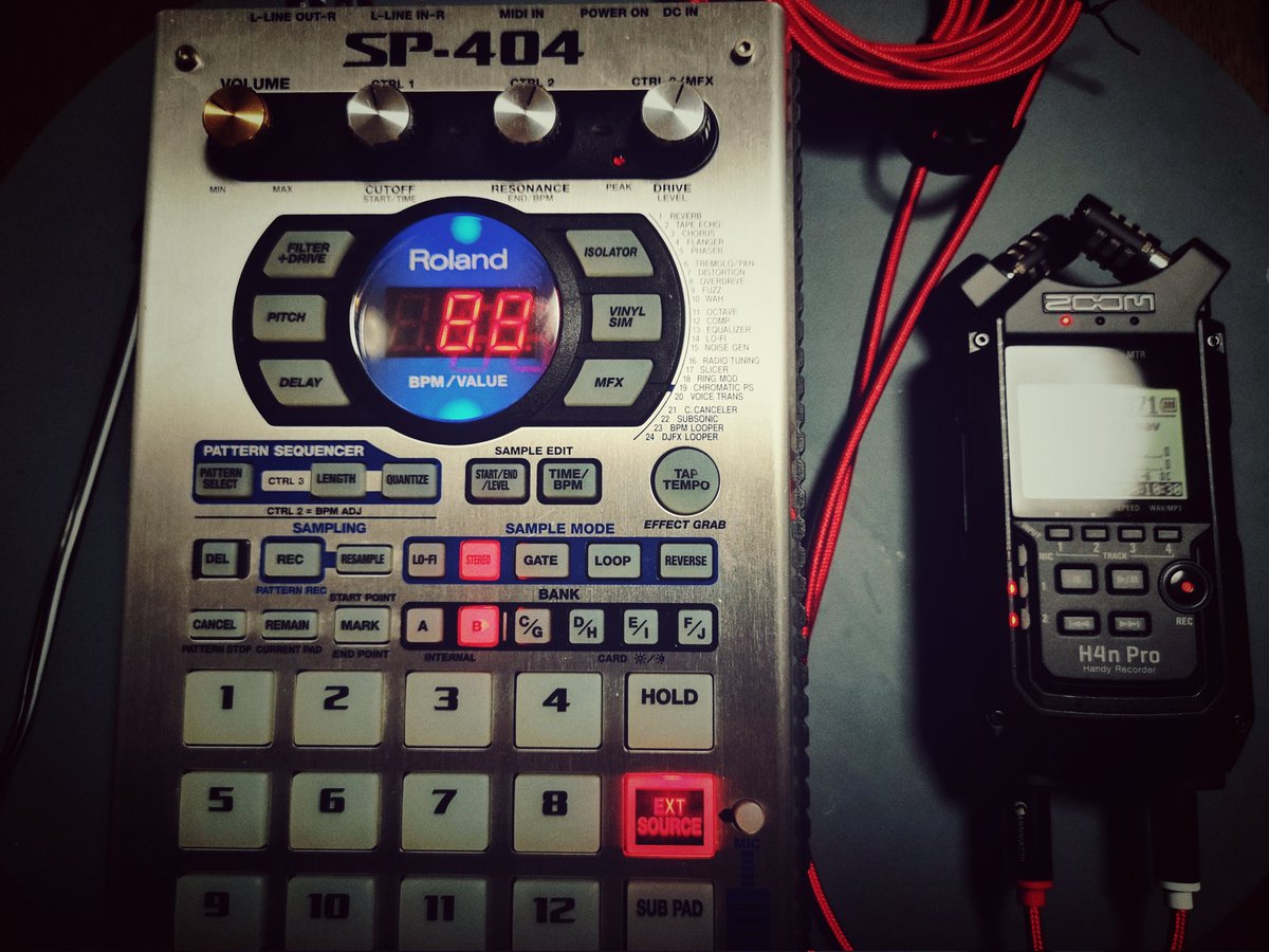 Kush_2021_'s tweet photo. 無駄打ちも全て記録してくスタイルの完成✨
次は一曲作るぞ🔥🔥
#roland #sp404 #zoom #h4npro https://t.co/LfQU6VrPSm