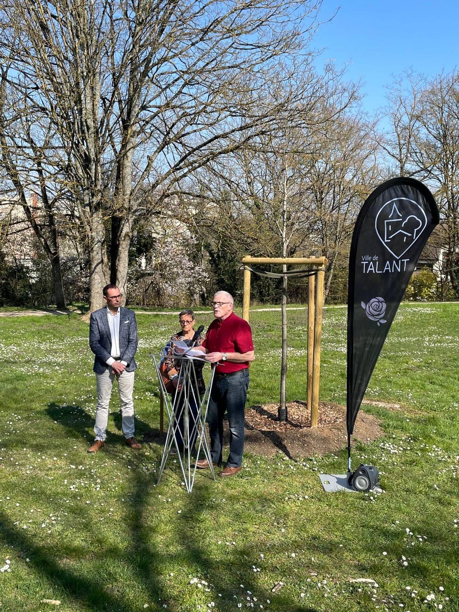 VilledeTalant's tweet photo. 🌳 Dévoilement de la plaque en hommage aux victimes de la Covid19

C'est au pied de l'Arbre du souvenir, un magnifique Tulipier de Virginie, qu'a été inaugurée ce jour la plaque commémorative en hommage aux victimes de la COVID-19 dans un moment d'intense émotion #Talant #COVID19 https://t.co/E25W1ifujb