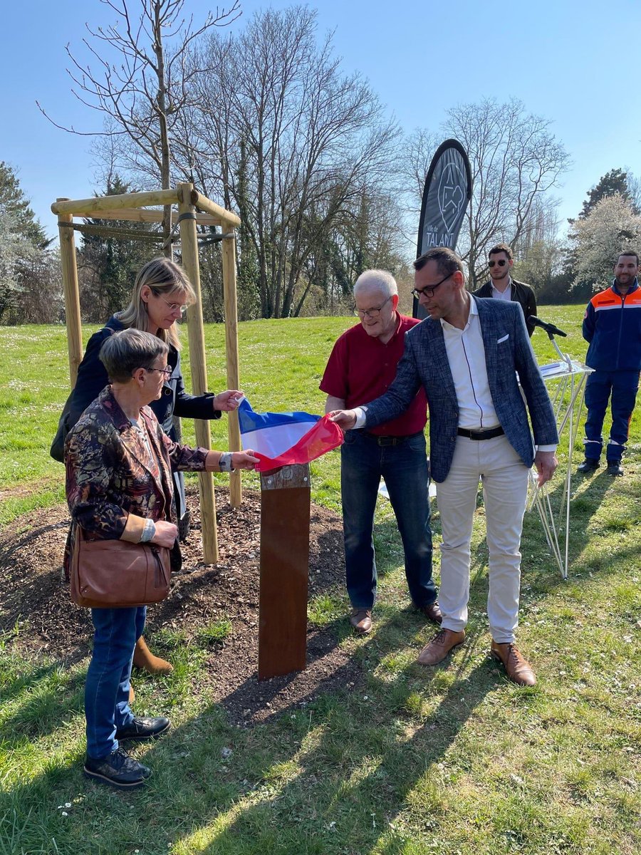 VilledeTalant's tweet photo. 🌳 Dévoilement de la plaque en hommage aux victimes de la Covid19

C'est au pied de l'Arbre du souvenir, un magnifique Tulipier de Virginie, qu'a été inaugurée ce jour la plaque commémorative en hommage aux victimes de la COVID-19 dans un moment d'intense émotion #Talant #COVID19 https://t.co/E25W1ifujb