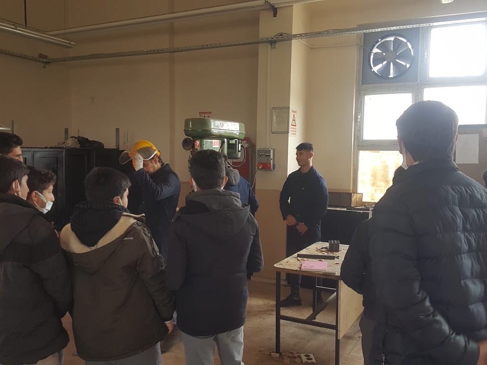 Üst Öğrenim Kurumlarını tanıma kapsamında 8.sınıf öğrencilerimize lise tanıtım gezilerimizi tamamladık. 🔍✅ Öğrencilerimiz Anadolu Lisesi, İmam Hatip Lisesi ve Meslek Lisesi gibi kurumların avantajlarını ve farklarını öğrendiler. <a href="/Hilvan_MEM/">Hilvan İlçe Milli Eğitim Müdürlüğü</a> @SinanATES_63 <a href="/smetSari11/">İsmet Sarı</a>