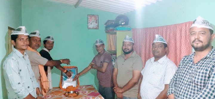 AAPDeoghar_'s tweet photo. आज देवघर में पार्टी के कार्यकर्ताओं ने जिला संगठन मंत्री मिथिलेश कुमार जी के निजी आवास पर शहीद भगत सिंह, राजगुरु और सुखदेव जी का शहीद दिवस मनाया जिसमें सभी कार्यकर्ताओं ने पुष्पांजलि अर्पित करते हुए इन महापुरुषों के सपनों को पूरी ईमानदारी के साथ पूरा करने का प्रण लिया। https://t.co/j9RxjjX1i8
